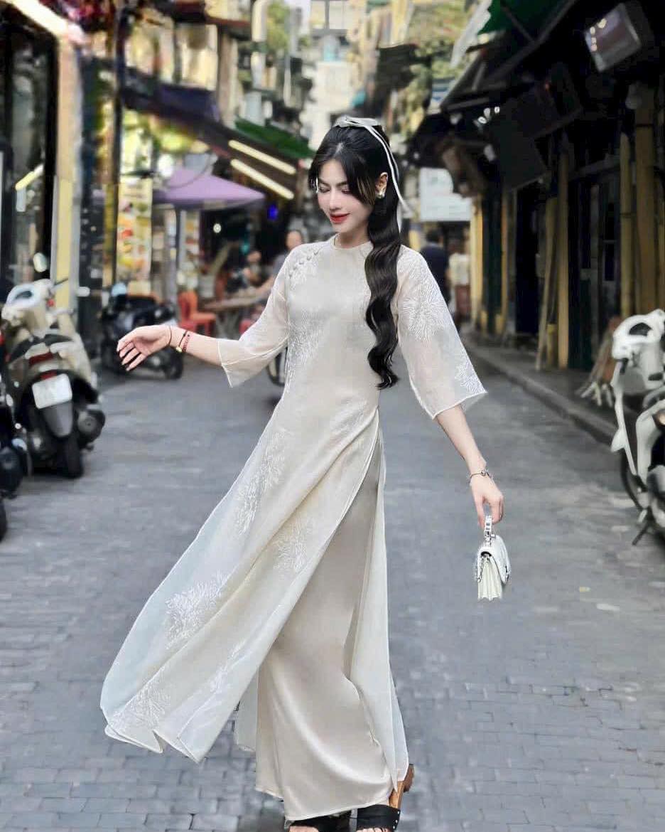 Áo dài cách tân tơ thêu cúc xanh rêu màu kem