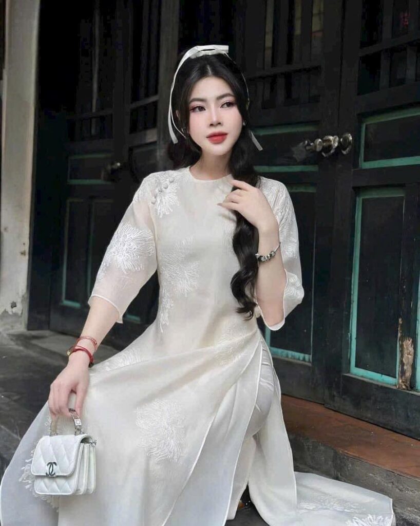 Áo Dài Cách Tân Tơ Thêu Cúc Kem CH11