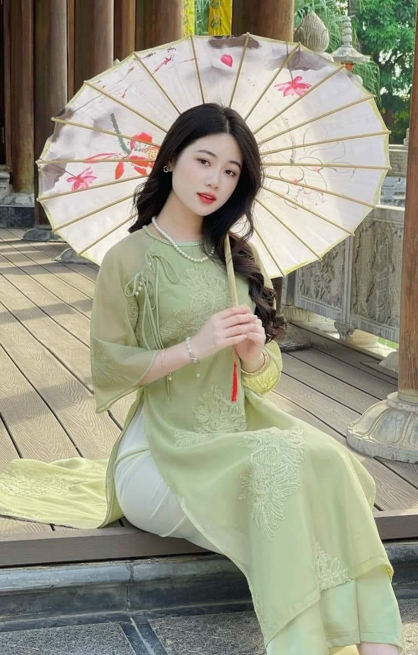 Áo dài cách tân tơ thêu cúc xanh rêu