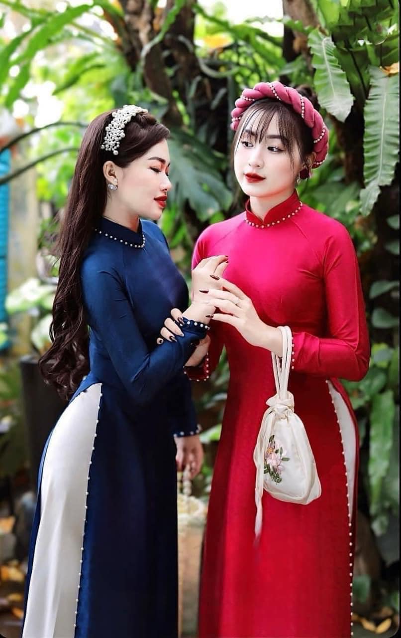 Áo dài lụa vân gỗ phom truyền thống