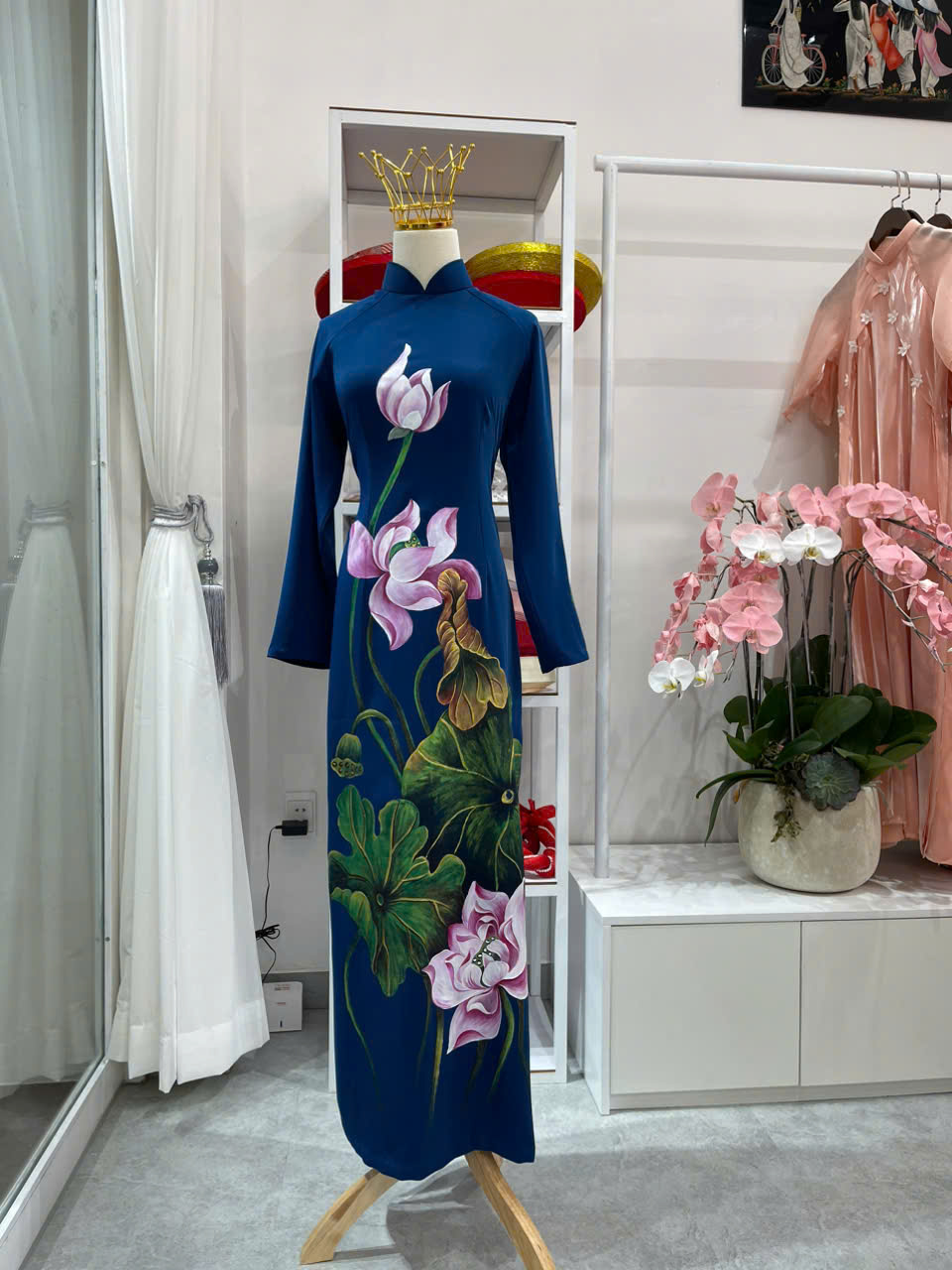 Áo Dài Bà Sui Xanh Cổ Vịt Vẽ Hoa Sen Đính Pha Lê