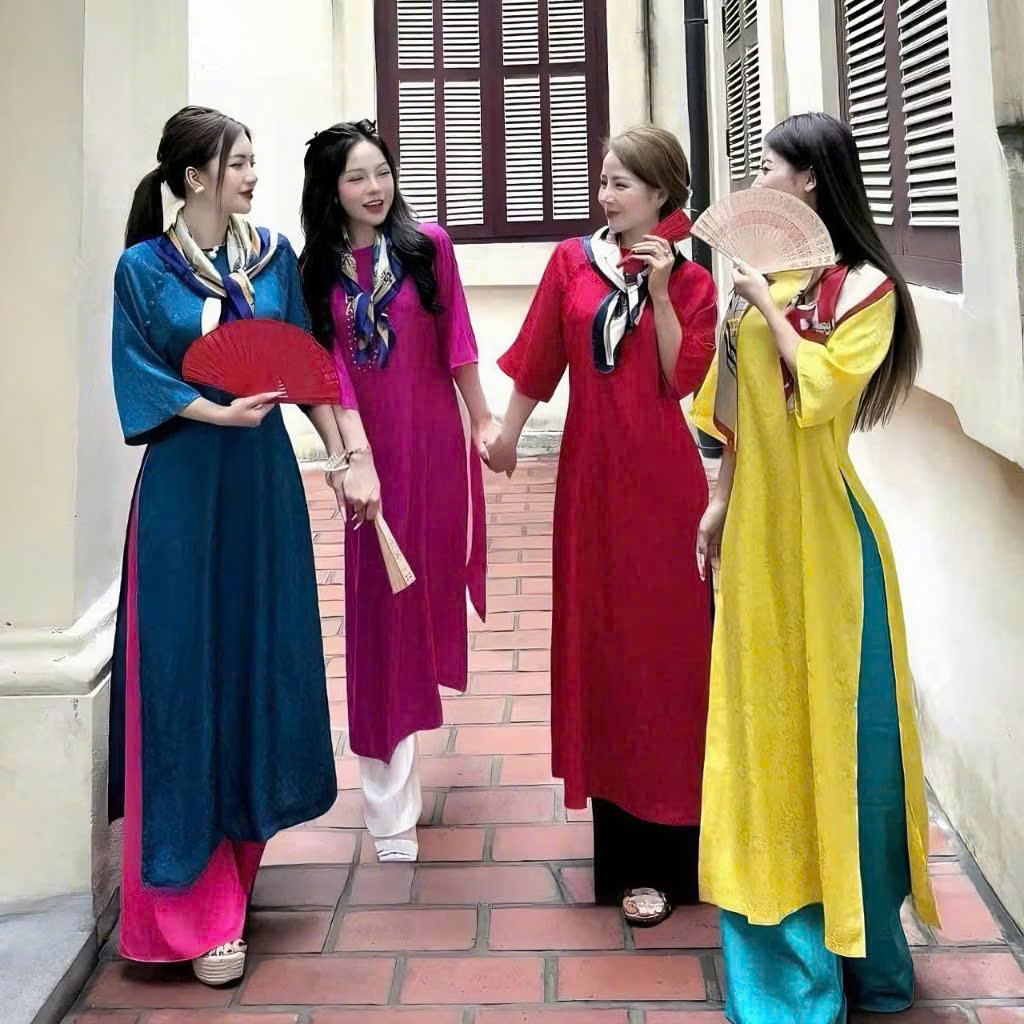 Áo dài gấm cách tân dáng suông