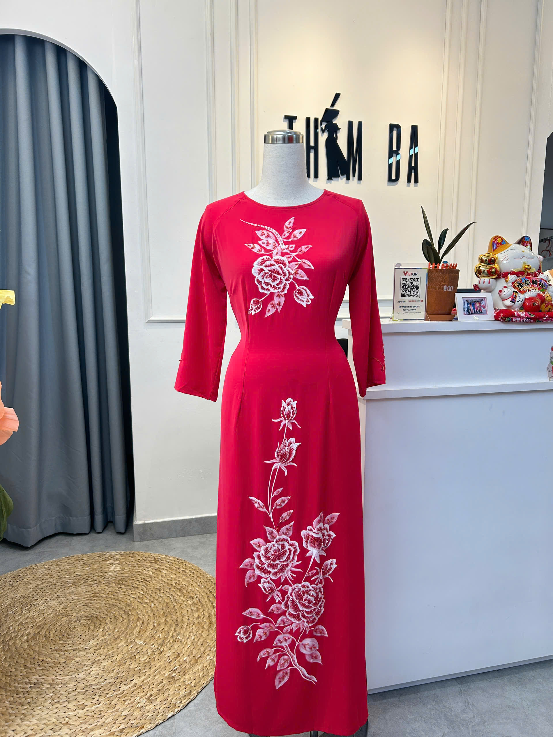 Áo dài lụa hồng vẽ đính hạt